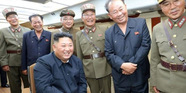 Yeni füze denemesi Kim Jong'un yüzünü güldürdü