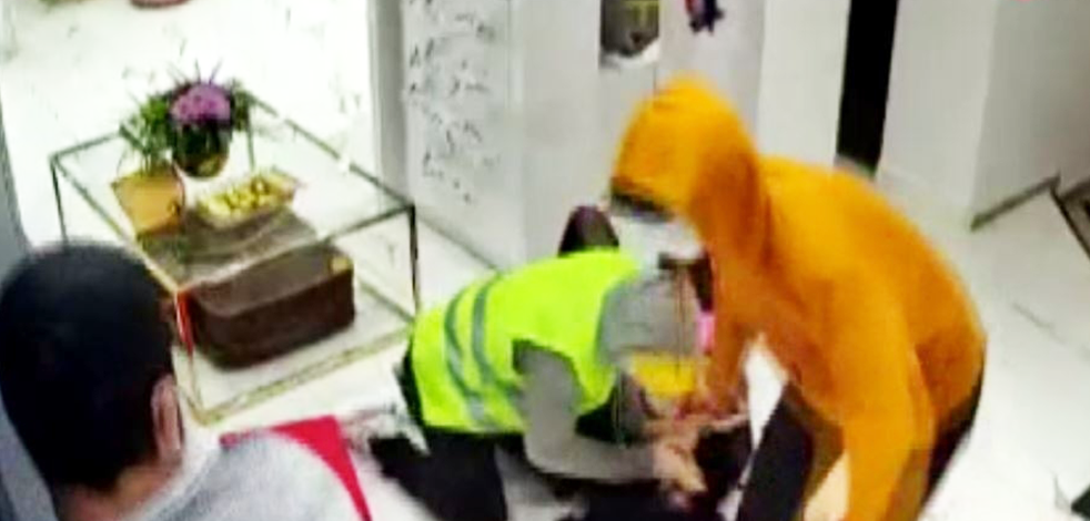Yeni görüntüler ortaya çıktı! Lüks mağazada işte böyle gasp girişimi yaşandı
