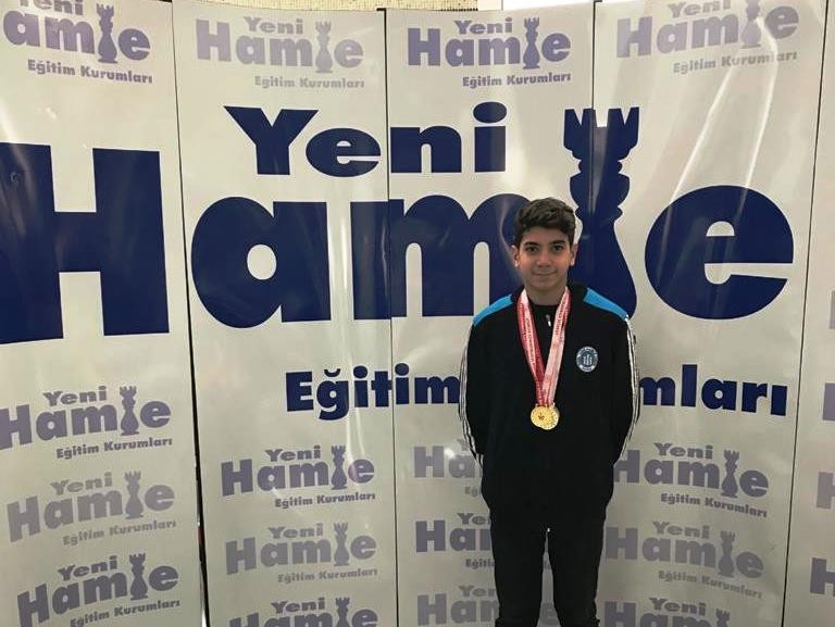 Yeni Hamle Koleji öğrencisinden yüzme başarısı 
