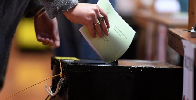 Yeni Kaledonya bağımsızlık için sandık başına gitti