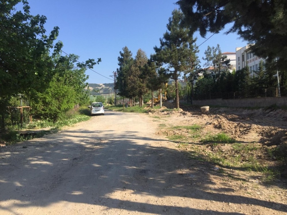 Yeni Mahallede asfalt öncesi kazı çalışması 