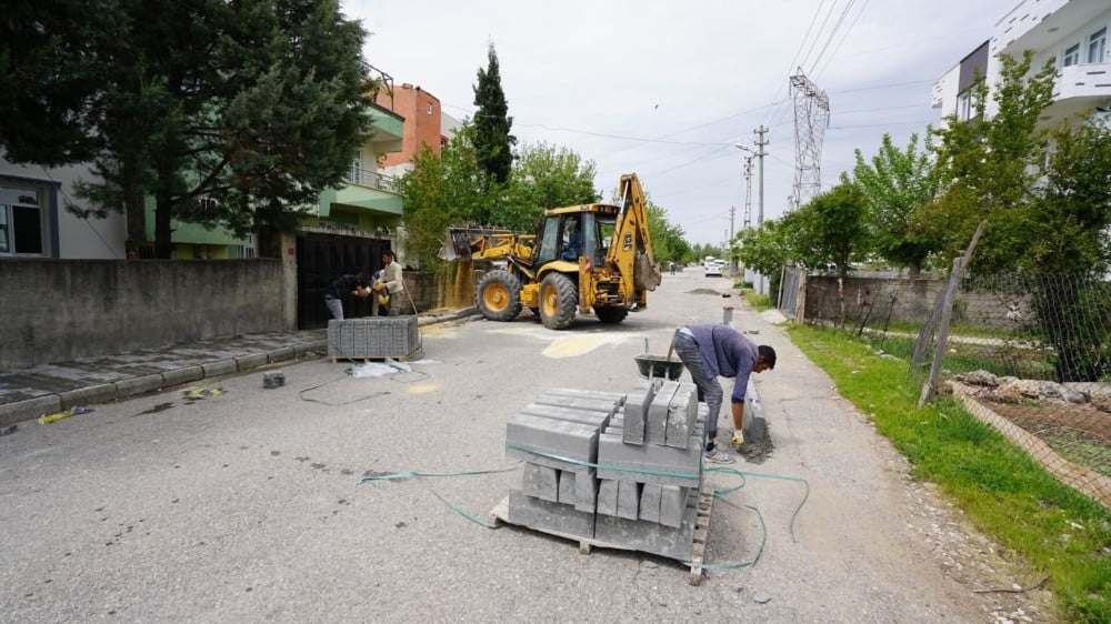 Yeni Mahallede kaldırım çalışması 