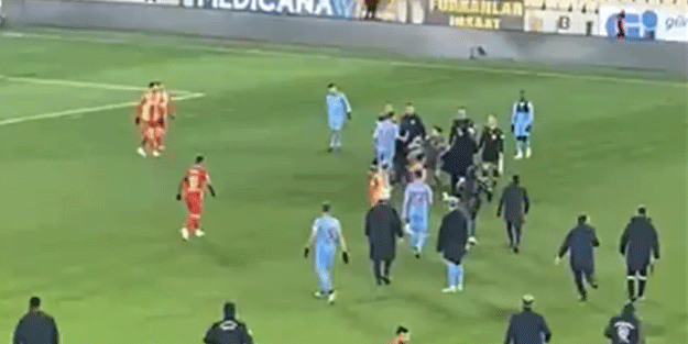 Yeni Malatyaspor-Kayserispor maçında olay! Başkan hakemlerin üzerine yürüdü