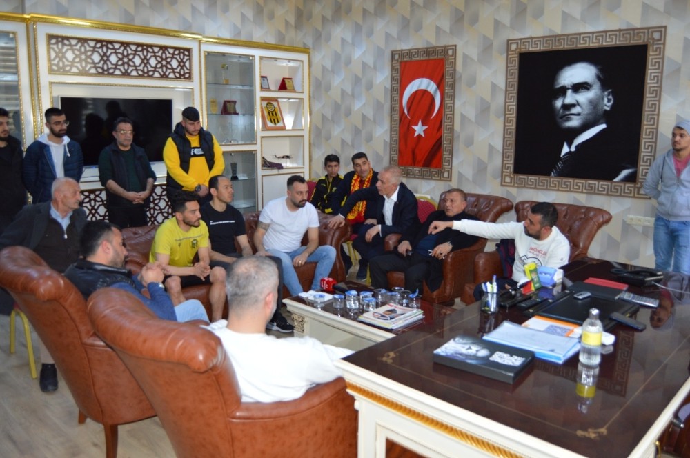 Yeni Malatyaspor’da taraftardan tesislere moral ziyareti 