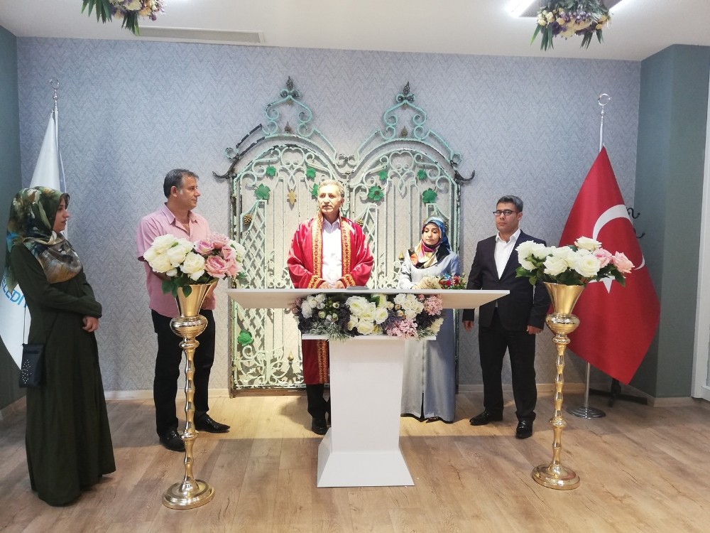 Yeni mekanda çiftlerin yüzü gülüyor 