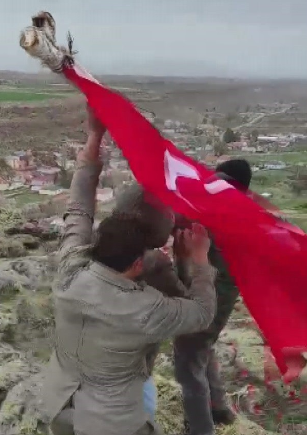 Yeni muhtar ilk iş olarak bunu yaptı! Herkesi duygulandırdı!