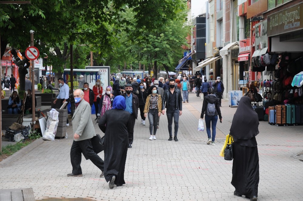 Yeni normalin ilk gününde Eskişehir sokakları daha da dolmaya başladı 