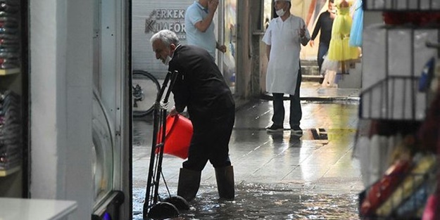 Yeni normalin ilk gününde İzmir'i yine su bastı