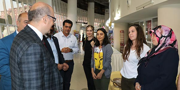 Yeni öğrencilerini otogarda karşıladılar