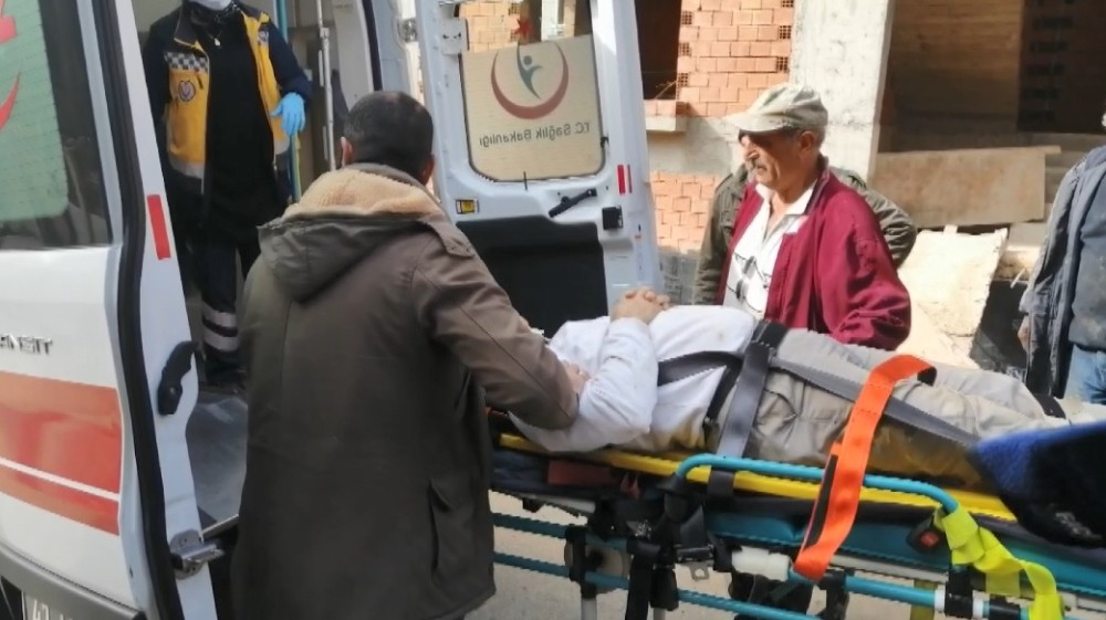 Yeni ördüğü duvara yaslanan usta 3. kattan zemine düştü 