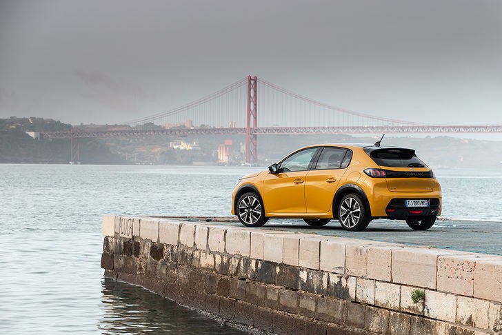 Yeni Peugeot 208 şimdi yenilikçi ve daha genç