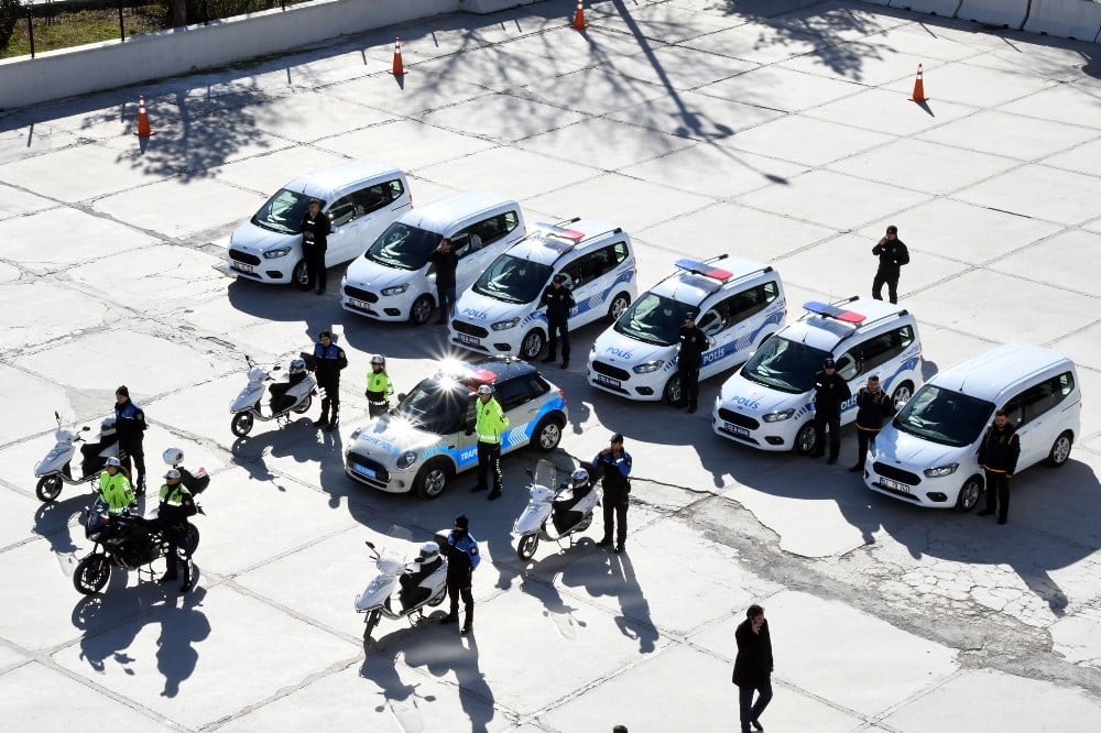 Yeni polis araçları törenle hizmete girdi 