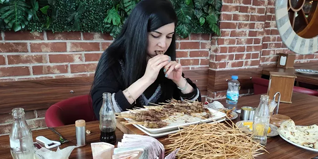 Yeni rekor geldi! Masaya oturan kadın 5 kilo fazlayla kalktı