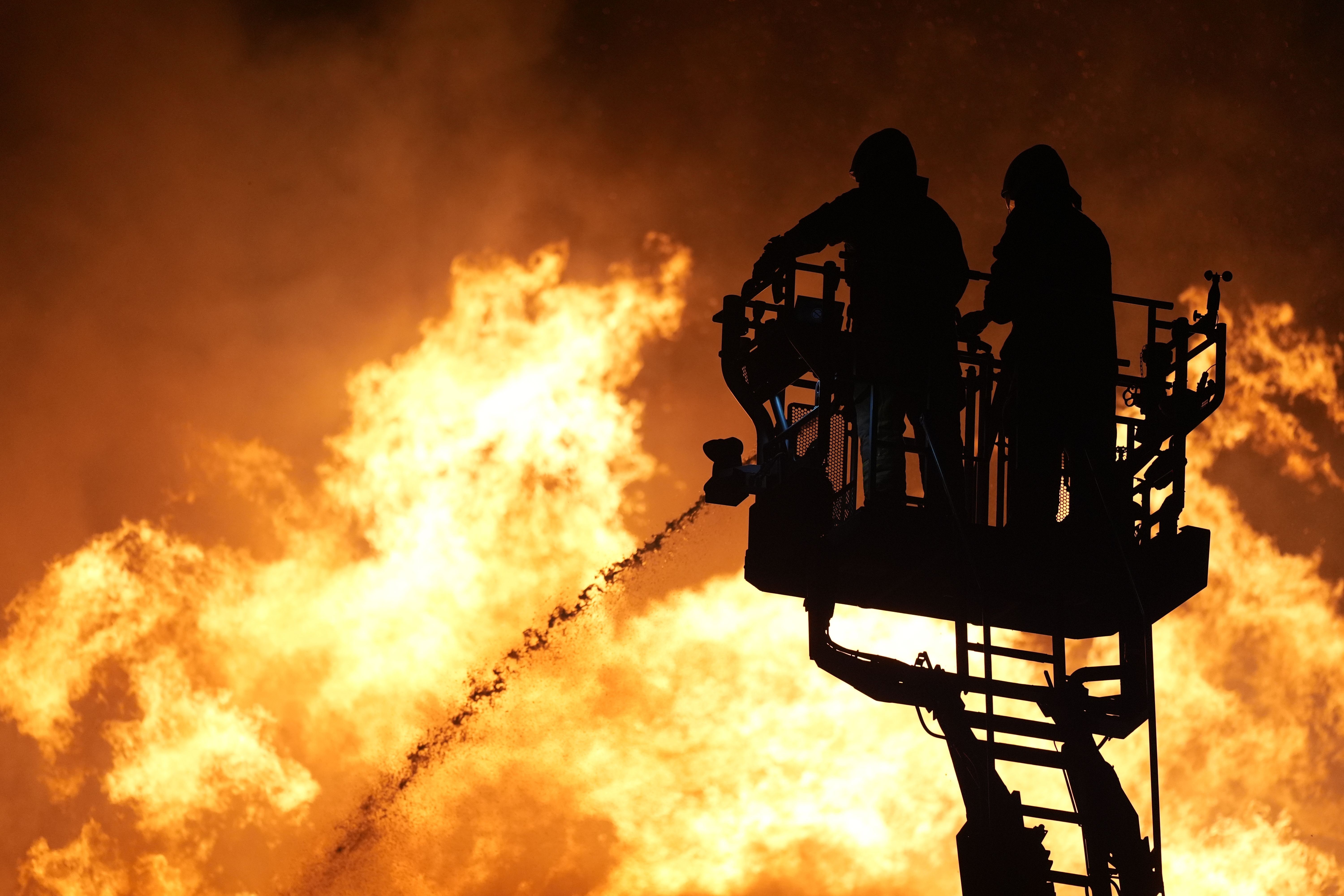 Yeni Şafak yazarından orman yangınlarıyla ilgili çarpıcı iddia: Üç harfliler, dört harfliler karışmış olabilir