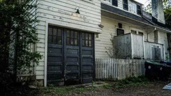 Yeni satın aldığı evin garajından çıkan şey “Yok artık” dedirtti! Milletteki bala bak