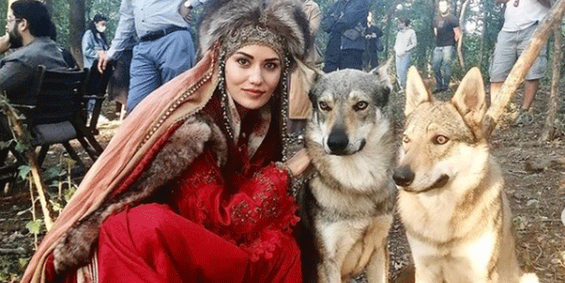 Yeni sezondan önce Fahriye Evcen’den bomba paylaşım! Kurtlarla birlikte…