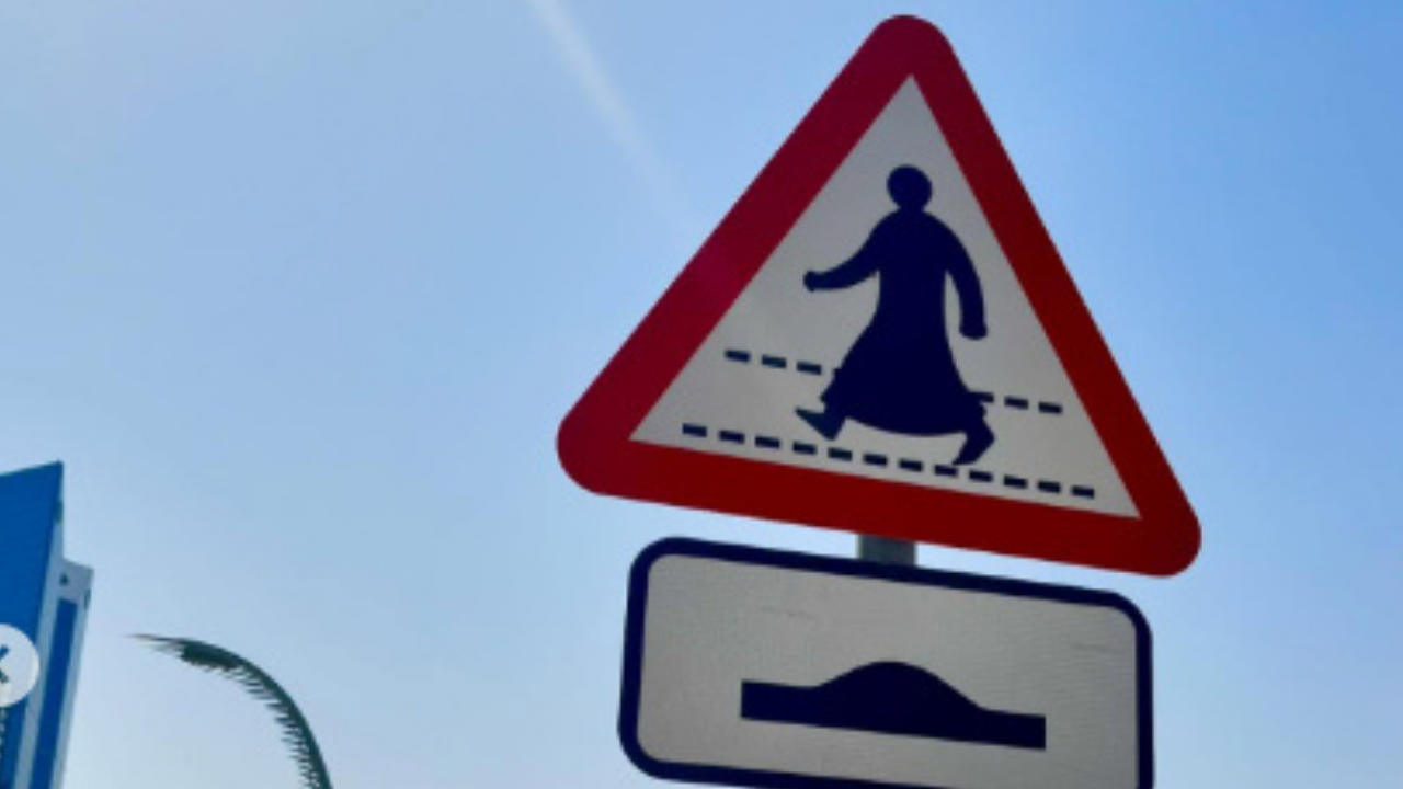 Yeni trafik levhası: Yaya simgesi sosyal medyada gündem oldu!