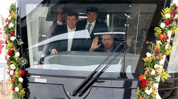 Yeni tramvayı Erdoğan kullandı