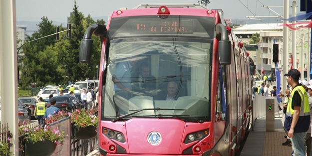 Yeni tramvayın siftahını Binali Yıldırım açtı: Bizim işimiz hizmet, gücümüz millettir