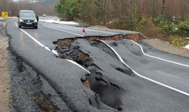 Yeni yapılan karayolu bu hale geldi
