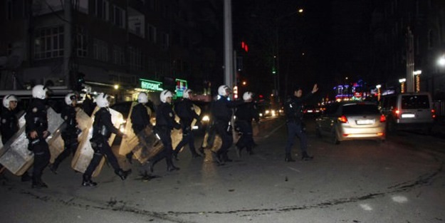 Yeni yıl gerginliği! Polisleri taşladılar