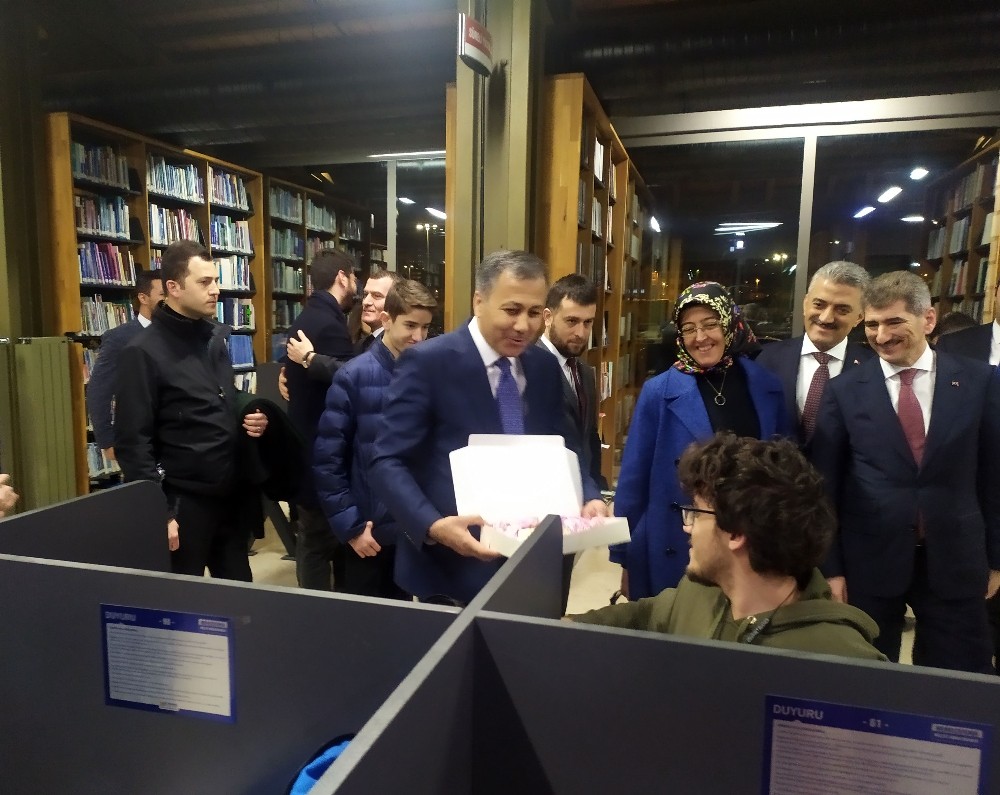 Yeni yıla Millet Kıraathanesi’nde girenlere Vali Yerlikaya’dan sürpriz ziyaret 