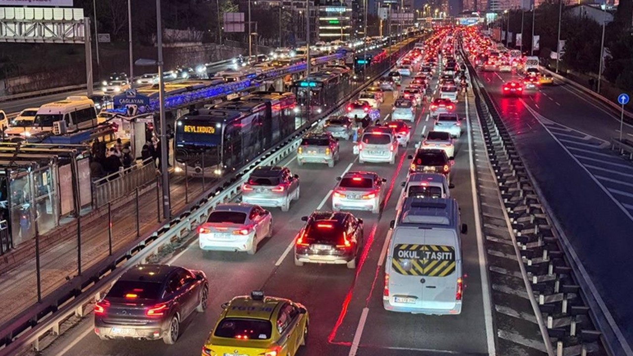 Yeni yıla saatler kala trafik yoğunluğu: Anadolu ve Avrupa Yakası'nda yüzde 74'e çıktı...