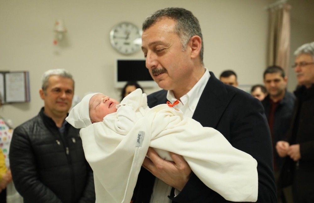 Yeni yılın ilk bebeğinin kulağına belediye başkanı ezan okudu 