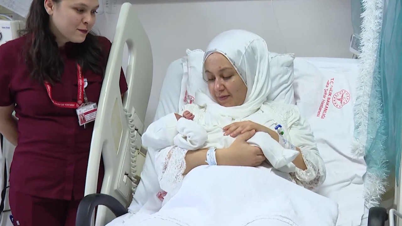 Yeni yılın ilk bebekleri! Bakanlar Göktaş ve Memişoğlu altın taktı