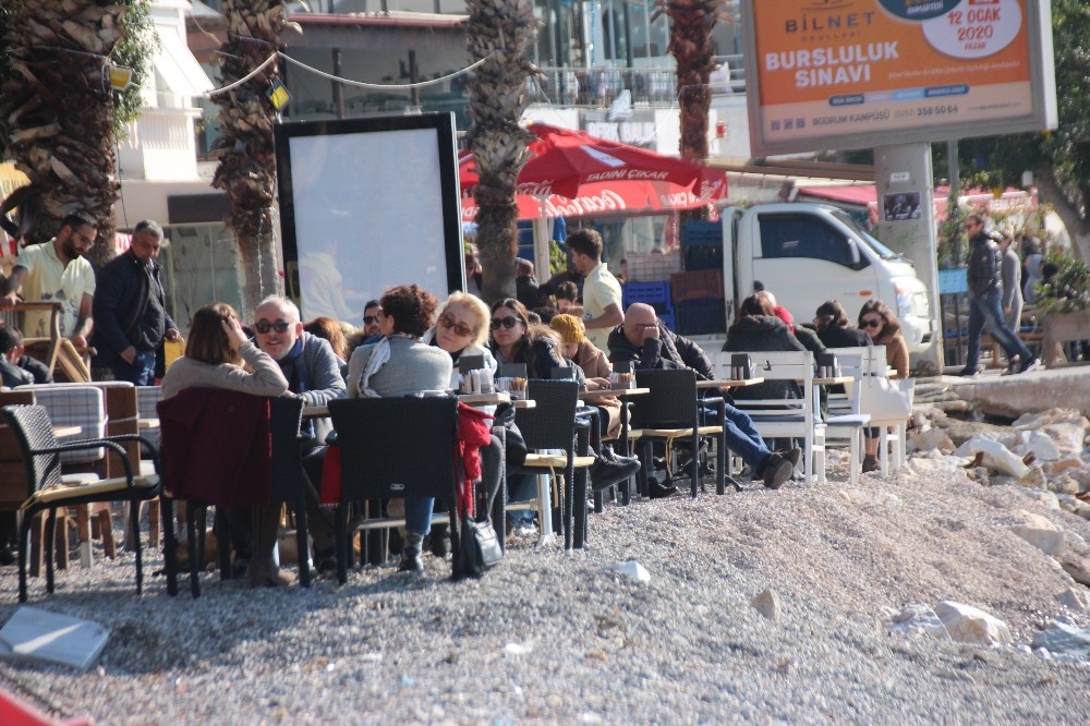 Yeni yılın ilk gününde sahillere akın ettiler 