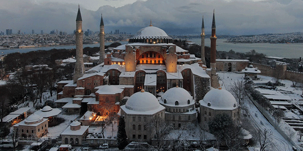 Yeni yılın ilk sabah namazında Ayasofya camisinde uzun kuyruk! Namazı Prof. Erbaş kıldırdı