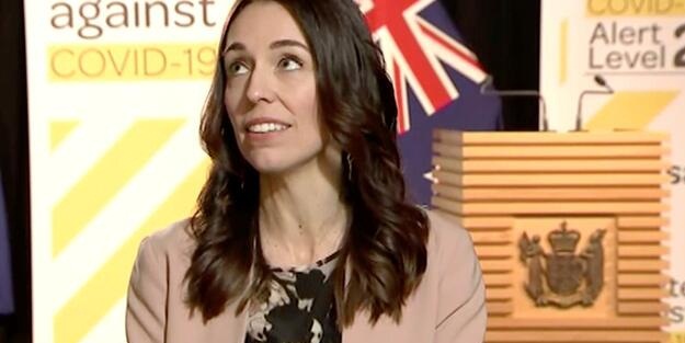 Yeni Zelanda Başbakanı Jacinda Ardern canlı yayında depreme yakalandı
