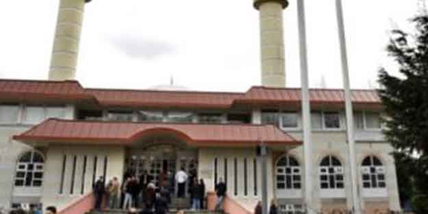Yeni Zelandalı kadın camiye gitti: Hepinizden özür diliyorum