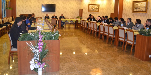 yeniakit.com.tr ailesi yemekli toplantıda bir arada