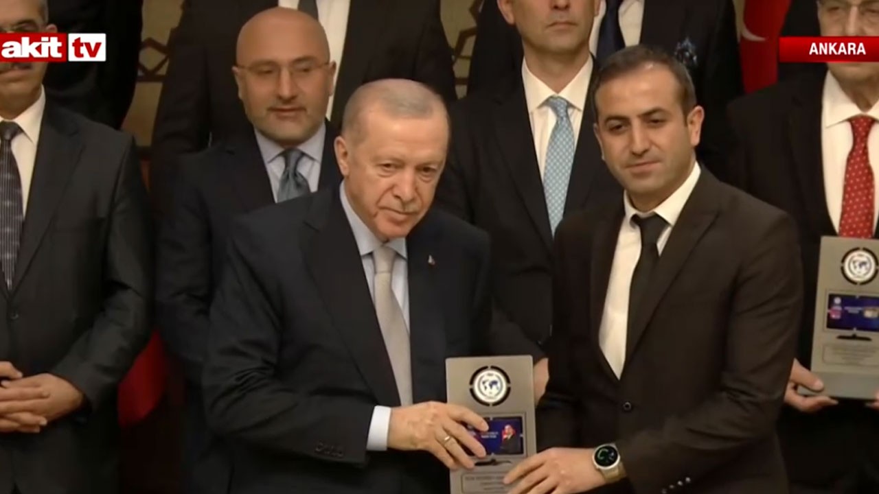 yeniakit.com.tr Genel Yayın Yönetmeni Murat Alan, ödülünü Başkan Erdoğan’ın elinden aldı