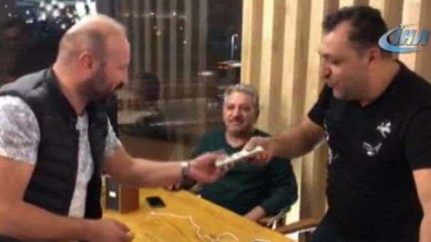 Yenibosna’da unutulan ceketten 10 bin dolar çıktı! Şoförün yaptığı takdir topladı…