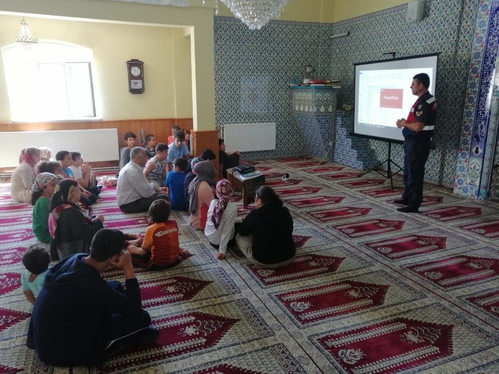 Yenice Jandarmadan Kur’an kursu öğrencilerine trafik eğitimi 