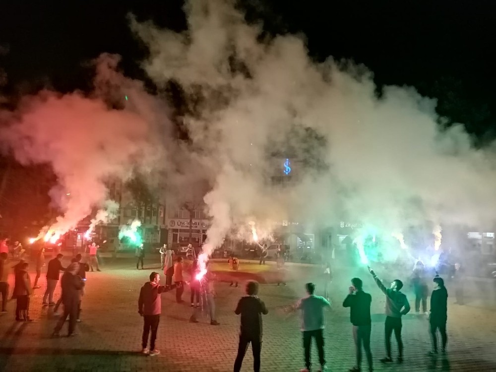 Yenice’de Galatasaray taraftarından şampiyonluk kutlaması 