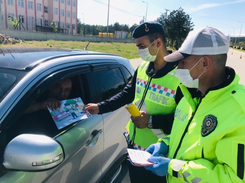 Yenice’de polis ve jandarmadan çocuklara hediye 