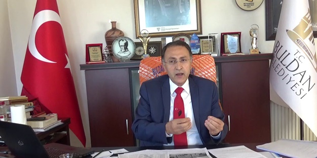 Yeniden aday gösterilemeyen başkan CHP'yi yerden yere vurdu