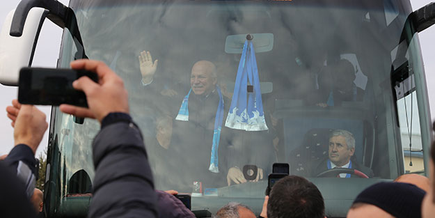 Yeniden aday gösterilen AK Partili başkana coşkulu karşılama