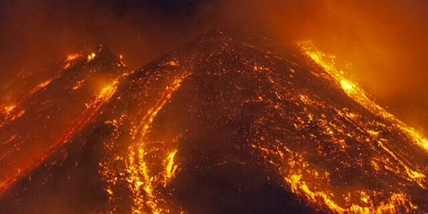 Yeniden faaliyete geçti! Bir kilometre yüksekliğe lav püskürttü