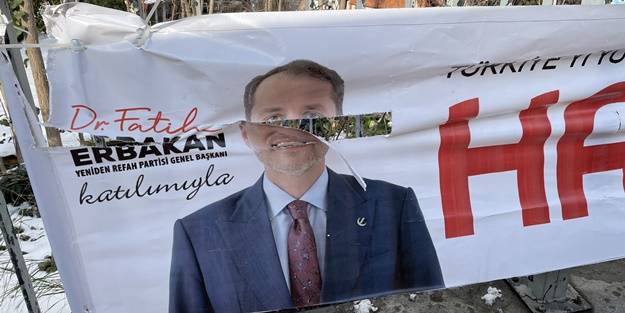 Yeniden Refah Partisi'nin pankartlarına saldırı!