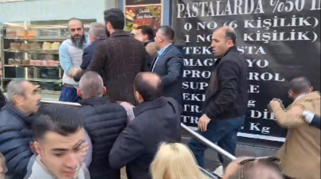 Yeniden Refahlı adamı dövdüler! İYİ Partilileri çıldırtan pankart