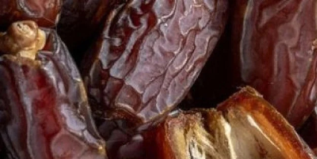 Yenidoğan sünneti: Damağa taze hurma sürülüyor, bakın ne işe yarıyor! Buradan uygulamasına bakın, yapın