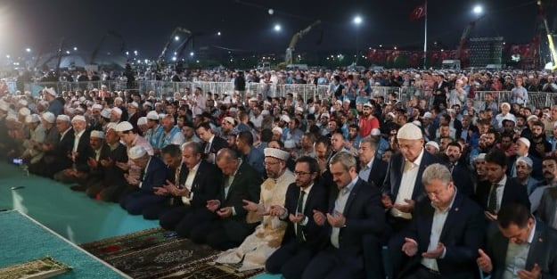 Yenikapı'daki yüz binlerce kişi saf tuttu! “Burası Konstantinapol değil, İslambol!”