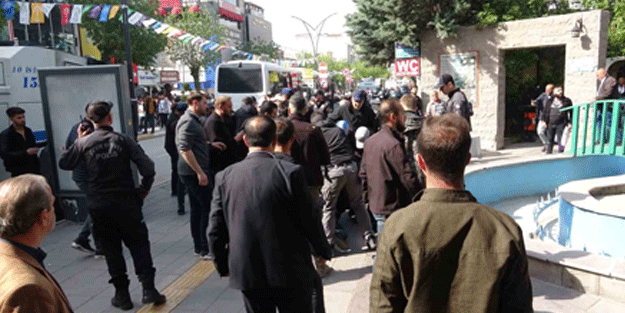 Yenileceklerini anladılar! Yeşil Sol Parti militanları polise saldırdı