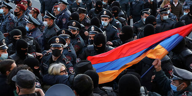 Yenilgi ağır geldi! Erivan'da çok sayıda gözaltı var