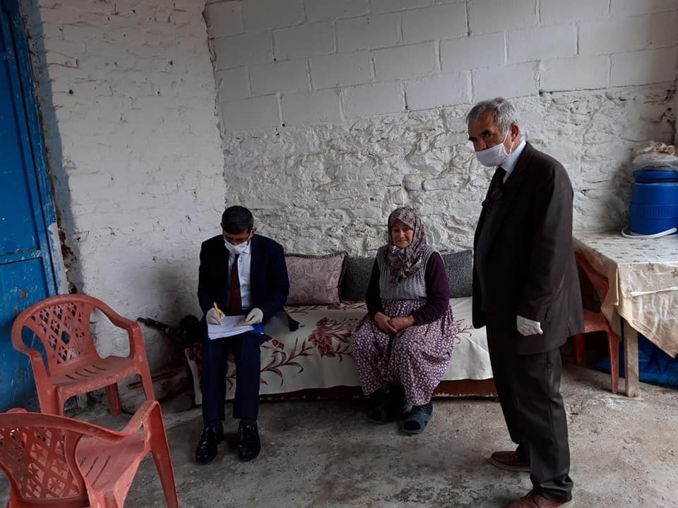 Yenipazar’da emeklilerin maaşları evlerine dağıtılıyor 