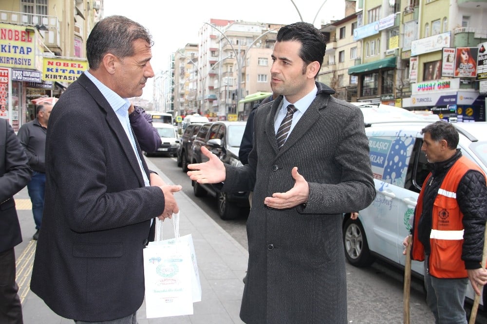Yenişehir Kaymakamı Beşikci vatandaşlara ’korona paketi’ dağıttı 
